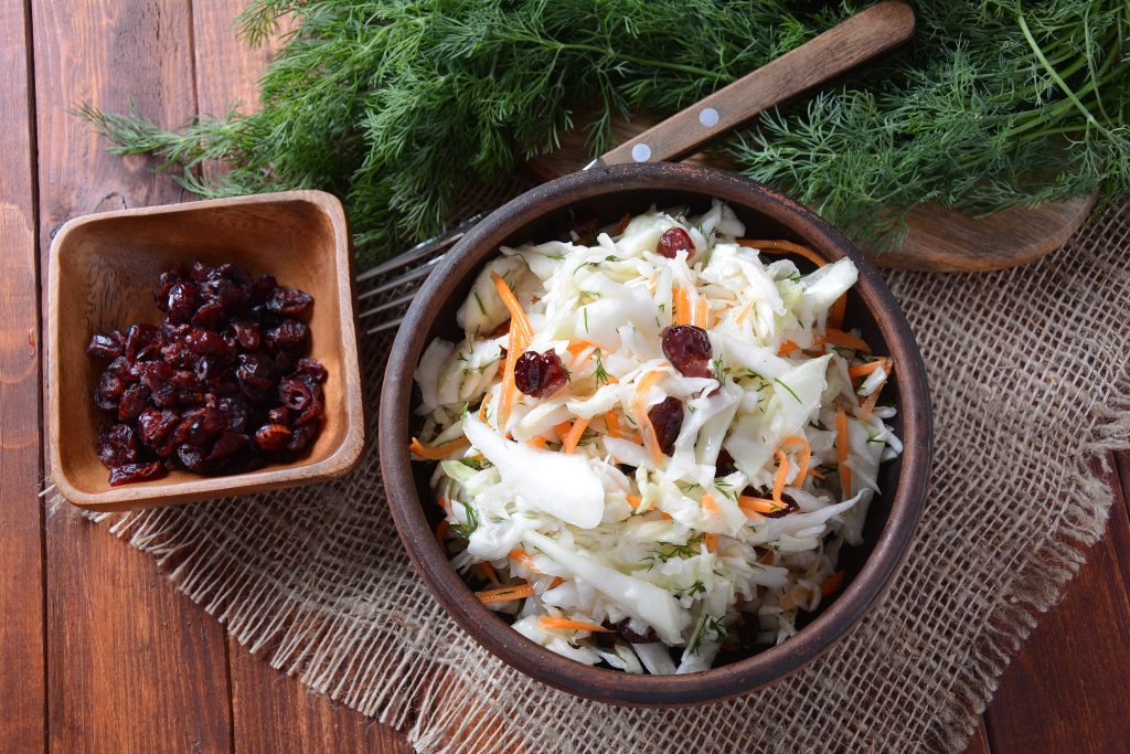 ensalada de col y pasas